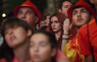 Imagens da torcida espanhola assistindo ao jogo contra o Chile