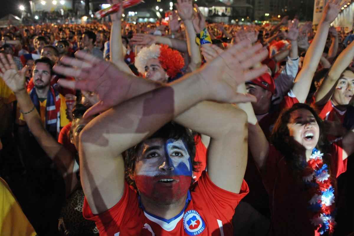 Multido se rene em Copacabana para acompanhar Espanha x Chile