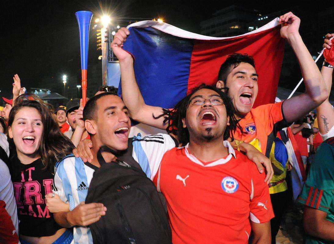 Multido se rene em Copacabana para acompanhar Espanha x Chile