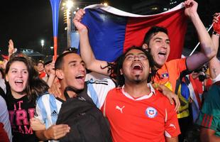 Multido se rene em Copacabana para acompanhar Espanha x Chile