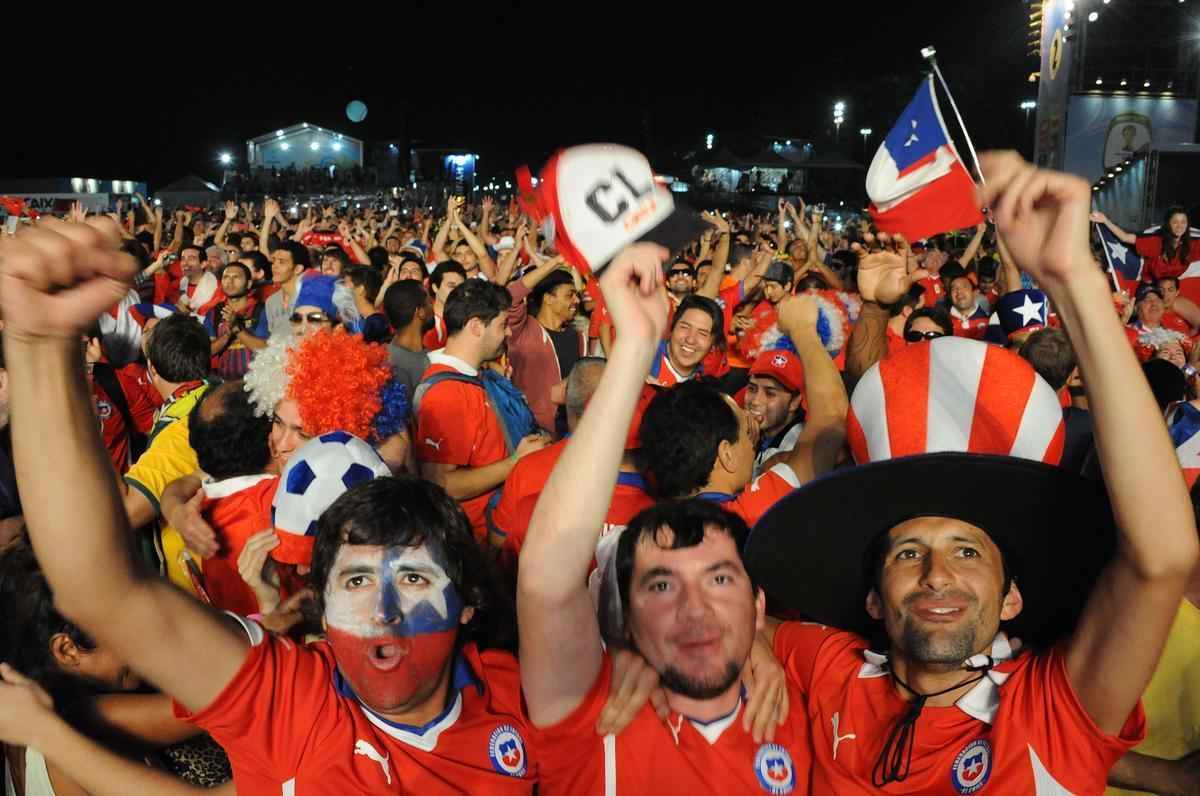 Multido se rene em Copacabana para acompanhar Espanha x Chile