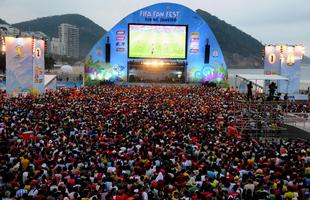 Multido se rene em Copacabana para acompanhar Espanha x Chile