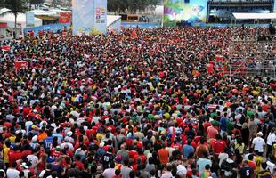 Multido se rene em Copacabana para acompanhar Espanha x Chile