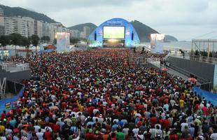 Multido se rene em Copacabana para acompanhar Espanha x Chile