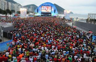 Multido se rene em Copacabana para acompanhar Espanha x Chile