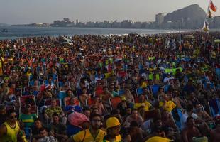 Multido se rene em Copacabana para acompanhar Espanha x Chile