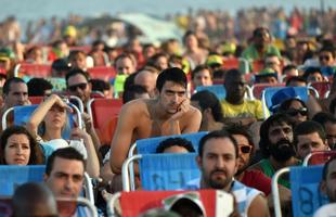 Multido se rene em Copacabana para acompanhar Espanha x Chile