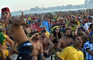 Multido se rene em Copacabana para acompanhar Espanha x Chile