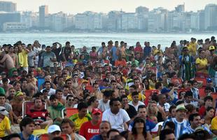 Multido se rene em Copacabana para acompanhar Espanha x Chile