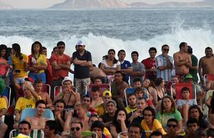 Multido se rene em Copacabana para acompanhar Espanha x Chile