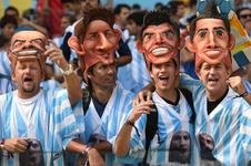 Torcedores das duas Sele��es promoveram uma verdadeira festa no Gigante da Pampulha
