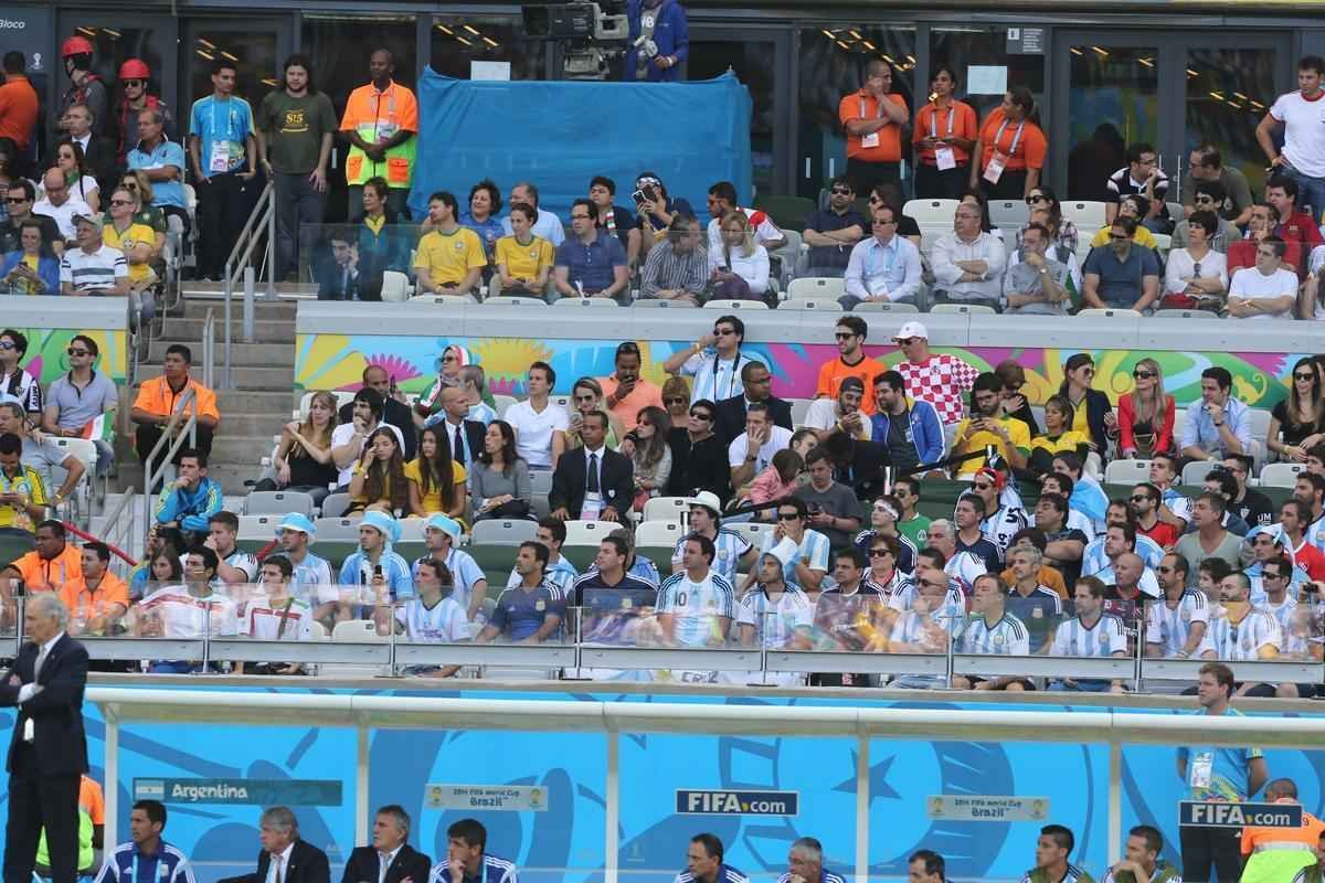 Diego Maradona assiste ao jogo da Argentina no Gigante da Pampulha