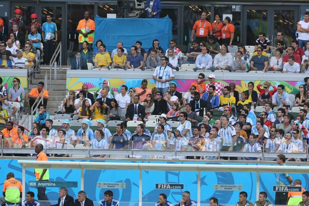 Diego Maradona assiste ao jogo da Argentina no Gigante da Pampulha
