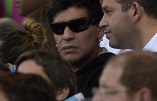 Diego Maradona assiste ao jogo da Argentina no Gigante da Pampulha