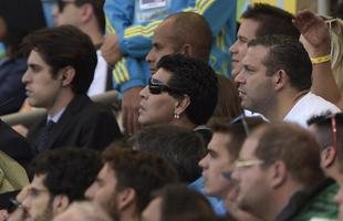 Diego Maradona assiste ao jogo da Argentina no Gigante da Pampulha