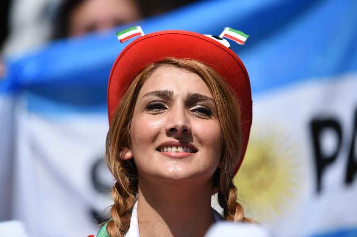 Belas mulheres assistem ao confronto entre Argentina e Ir�, pelo Grupo G da Copa do Mundo