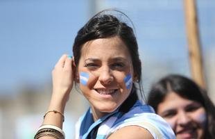 Belas mulheres assistem ao confronto entre Argentina e Ir�, pelo Grupo G da Copa do Mundo