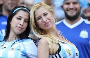 Belas mulheres assistem ao confronto entre Argentina e Ir�, pelo Grupo G da Copa do Mundo