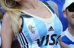 Belas mulheres assistem ao confronto entre Argentina e Ir�, pelo Grupo G da Copa do Mundo