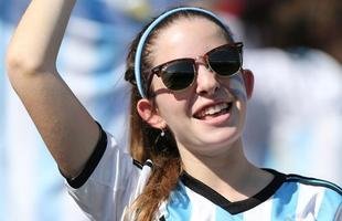 Belas mulheres assistem ao confronto entre Argentina e Ir�, pelo Grupo G da Copa do Mundo