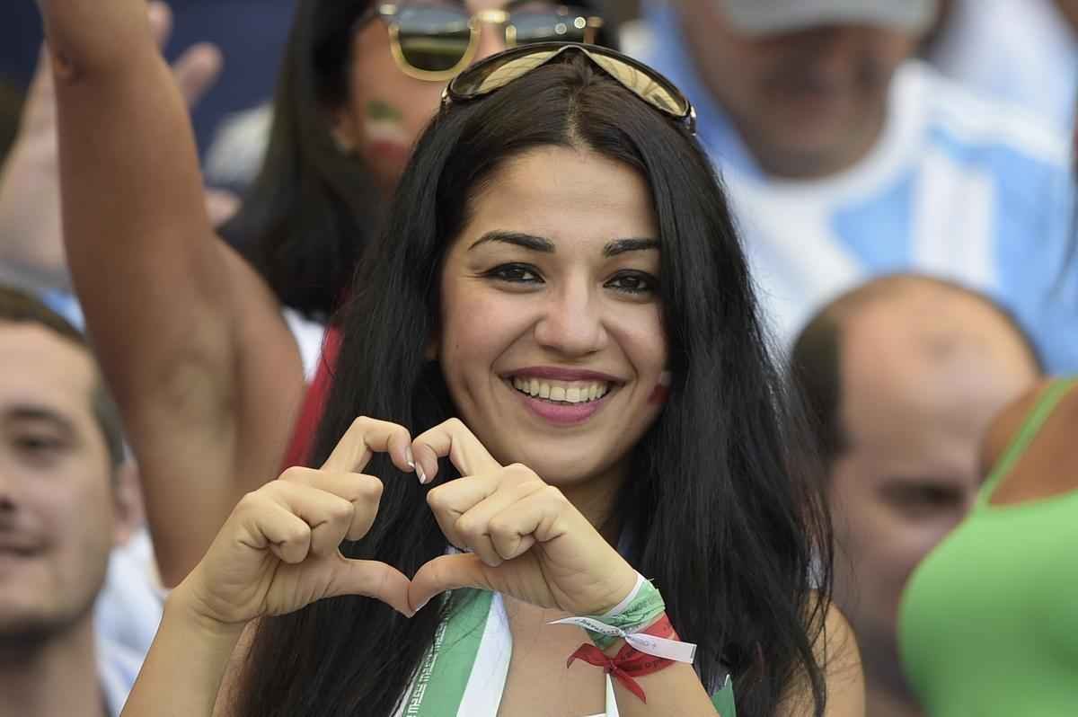 Belas mulheres assistem ao confronto entre Argentina e Ir�, pelo Grupo G da Copa do Mundo