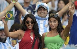 Belas mulheres assistem ao confronto entre Argentina e Ir�, pelo Grupo G da Copa do Mundo