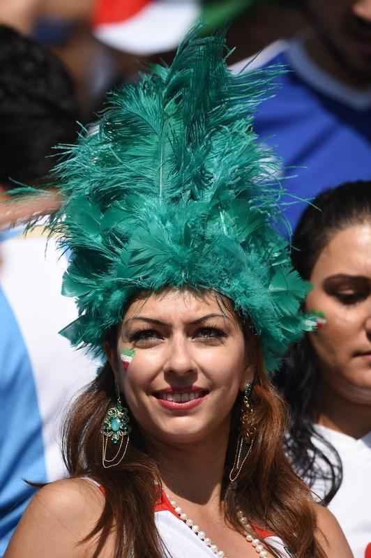Belas mulheres assistem ao confronto entre Argentina e Ir�, pelo Grupo G da Copa do Mundo