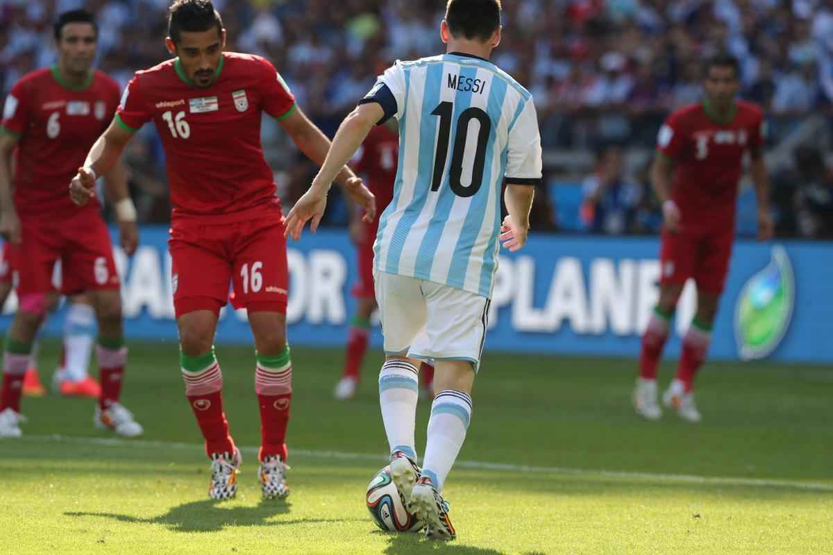 Lionel Messi marca belo gol aos 45 minutos do segundo tempo e garante vitria da Argentina contra Ir, no Mineiro, por 1 a 0