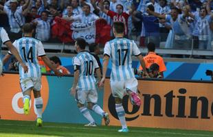 Lionel Messi marca belo gol aos 45 minutos do segundo tempo e garante vitria da Argentina contra Ir, no Mineiro, por 1 a 0