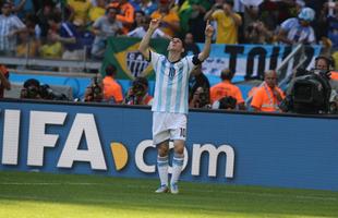 Lionel Messi marca belo gol aos 45 minutos do segundo tempo e garante vitria da Argentina contra Ir, no Mineiro, por 1 a 0