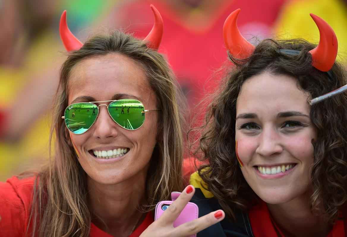 Belas torcedoras assistem ao duelo de Blgica e Rssia, pelo Grupo H da Copa do Mundo