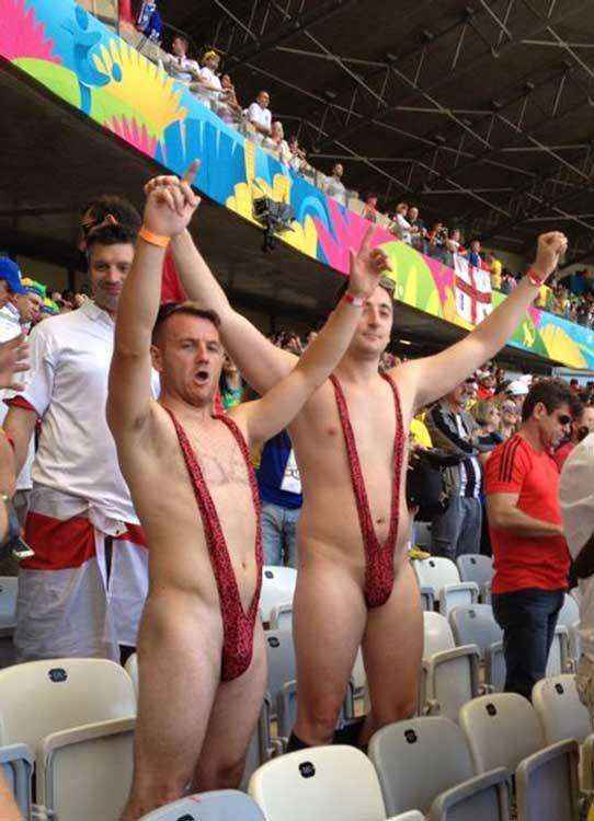 Torcedores ingleses usam sunga estilo 'Borat' no jogo contra a Costa Rica. Ser que a moda pega? 