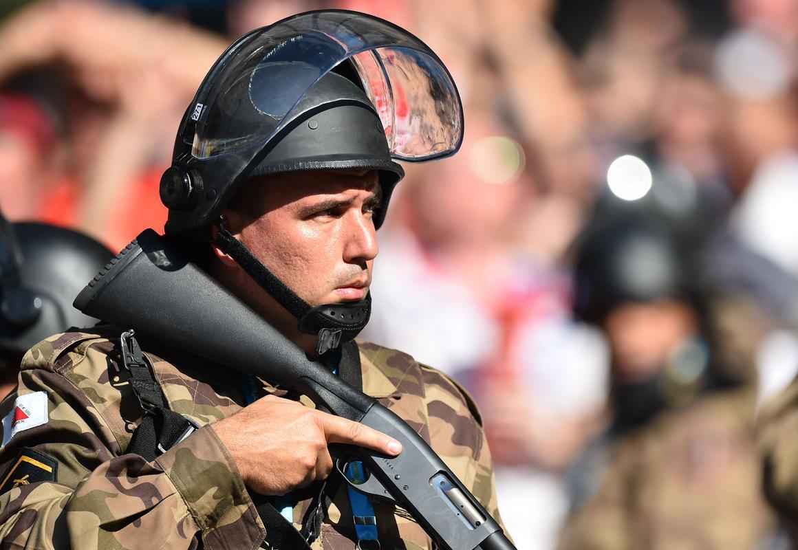 Concentrados atrs do gol, no Porto C, os torcedores da Inglaterra, sobretudo no segundo tempo, cantaram muitos hinos, com destaque para o 'Inglaterra, Inglaterra'. No fim do jogo, houve discusso entre brasileiros e ingleses, mas policiais do Choque contiveram aqueles que estavam dispostos a brigar. Quem estava por perto vaiou o grupo de exaltados. Para evitar atritos na sada, as torcidas deixaram o estdio em momentos distintos.