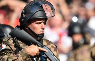 Concentrados atrs do gol, no Porto C, os torcedores da Inglaterra, sobretudo no segundo tempo, cantaram muitos hinos, com destaque para o 'Inglaterra, Inglaterra'. No fim do jogo, houve discusso entre brasileiros e ingleses, mas policiais do Choque contiveram aqueles que estavam dispostos a brigar. Quem estava por perto vaiou o grupo de exaltados. Para evitar atritos na sada, as torcidas deixaram o estdio em momentos distintos.