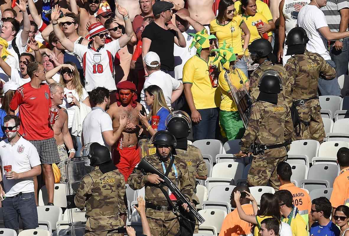 Concentrados atrs do gol, no Porto C, os torcedores da Inglaterra, sobretudo no segundo tempo, cantaram muitos hinos, com destaque para o 'Inglaterra, Inglaterra'. No fim do jogo, houve discusso entre brasileiros e ingleses, mas policiais do Choque contiveram aqueles que estavam dispostos a brigar. Quem estava por perto vaiou o grupo de exaltados. Para evitar atritos na sada, as torcidas deixaram o estdio em momentos distintos.