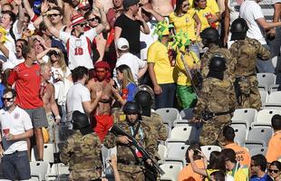 Concentrados atrs do gol, no Porto C, os torcedores da Inglaterra, sobretudo no segundo tempo, cantaram muitos hinos, com destaque para o 'Inglaterra, Inglaterra'. No fim do jogo, houve discusso entre brasileiros e ingleses, mas policiais do Choque contiveram aqueles que estavam dispostos a brigar. Quem estava por perto vaiou o grupo de exaltados. Para evitar atritos na sada, as torcidas deixaram o estdio em momentos distintos.