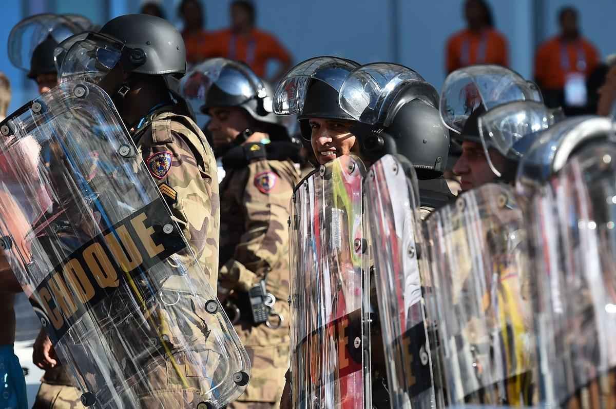 Concentrados atrs do gol, no Porto C, os torcedores da Inglaterra, sobretudo no segundo tempo, cantaram muitos hinos, com destaque para o 'Inglaterra, Inglaterra'. No fim do jogo, houve discusso entre brasileiros e ingleses, mas policiais do Choque contiveram aqueles que estavam dispostos a brigar. Quem estava por perto vaiou o grupo de exaltados. Para evitar atritos na sada, as torcidas deixaram o estdio em momentos distintos.