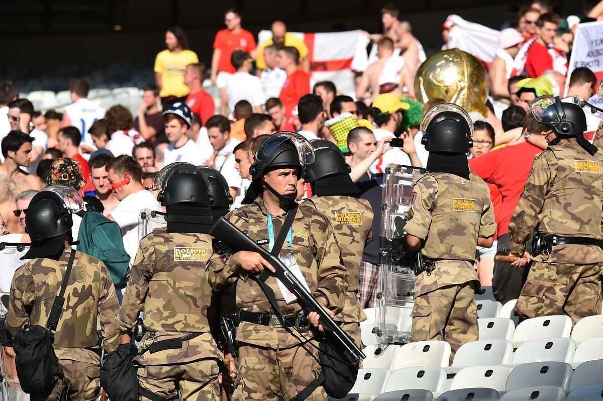 Concentrados atrs do gol, no Porto C, os torcedores da Inglaterra, sobretudo no segundo tempo, cantaram muitos hinos, com destaque para o 'Inglaterra, Inglaterra'. No fim do jogo, houve discusso entre brasileiros e ingleses, mas policiais do Choque contiveram aqueles que estavam dispostos a brigar. Quem estava por perto vaiou o grupo de exaltados. Para evitar atritos na sada, as torcidas deixaram o estdio em momentos distintos.