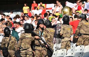 Concentrados atrs do gol, no Porto C, os torcedores da Inglaterra, sobretudo no segundo tempo, cantaram muitos hinos, com destaque para o 'Inglaterra, Inglaterra'. No fim do jogo, houve discusso entre brasileiros e ingleses, mas policiais do Choque contiveram aqueles que estavam dispostos a brigar. Quem estava por perto vaiou o grupo de exaltados. Para evitar atritos na sada, as torcidas deixaram o estdio em momentos distintos.