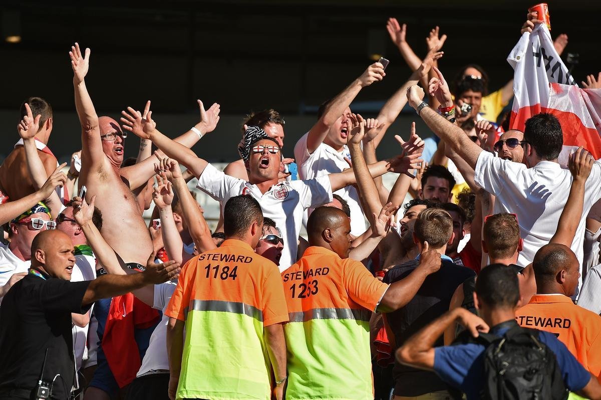 Concentrados atrs do gol, no Porto C, os torcedores da Inglaterra, sobretudo no segundo tempo, cantaram muitos hinos, com destaque para o 'Inglaterra, Inglaterra'. No fim do jogo, houve discusso entre brasileiros e ingleses, mas policiais do Choque contiveram aqueles que estavam dispostos a brigar. Quem estava por perto vaiou o grupo de exaltados. Para evitar atritos na sada, as torcidas deixaram o estdio em momentos distintos.