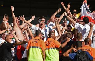 Concentrados atrs do gol, no Porto C, os torcedores da Inglaterra, sobretudo no segundo tempo, cantaram muitos hinos, com destaque para o 'Inglaterra, Inglaterra'. No fim do jogo, houve discusso entre brasileiros e ingleses, mas policiais do Choque contiveram aqueles que estavam dispostos a brigar. Quem estava por perto vaiou o grupo de exaltados. Para evitar atritos na sada, as torcidas deixaram o estdio em momentos distintos.