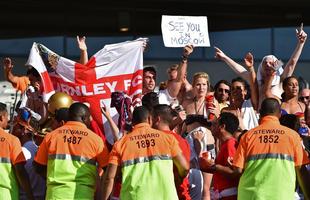 Concentrados atrs do gol, no Porto C, os torcedores da Inglaterra, sobretudo no segundo tempo, cantaram muitos hinos, com destaque para o 'Inglaterra, Inglaterra'. No fim do jogo, houve discusso entre brasileiros e ingleses, mas policiais do Choque contiveram aqueles que estavam dispostos a brigar. Quem estava por perto vaiou o grupo de exaltados. Para evitar atritos na sada, as torcidas deixaram o estdio em momentos distintos.