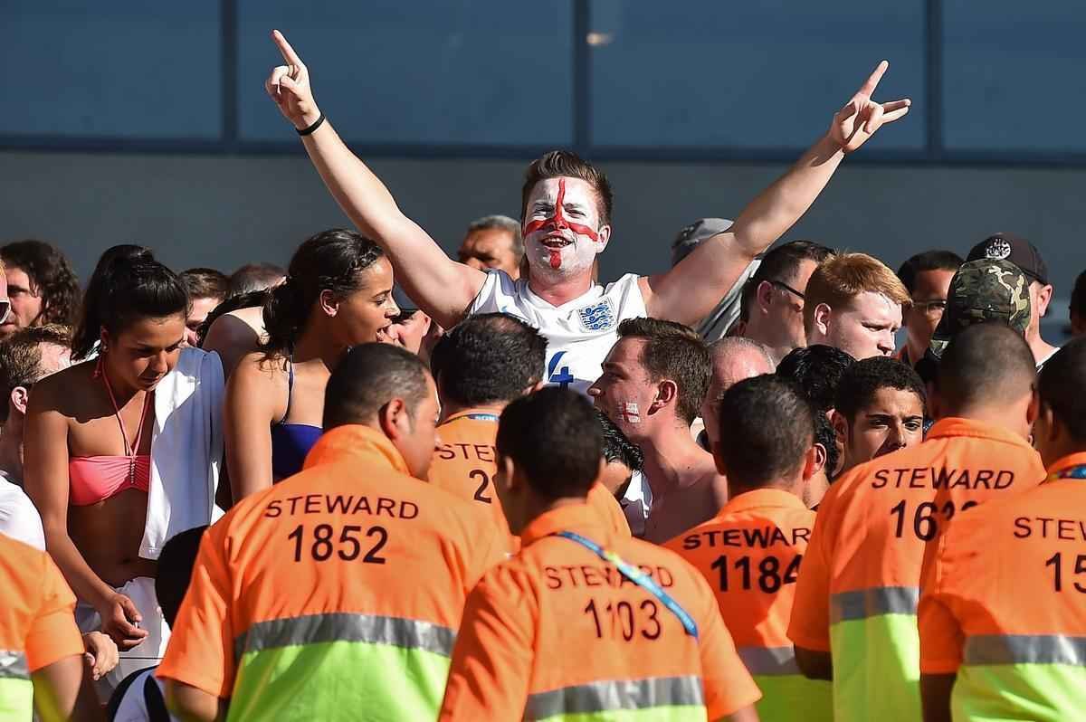 Concentrados atrs do gol, no Porto C, os torcedores da Inglaterra, sobretudo no segundo tempo, cantaram muitos hinos, com destaque para o 'Inglaterra, Inglaterra'. No fim do jogo, houve discusso entre brasileiros e ingleses, mas policiais do Choque contiveram aqueles que estavam dispostos a brigar. Quem estava por perto vaiou o grupo de exaltados. Para evitar atritos na sada, as torcidas deixaram o estdio em momentos distintos.