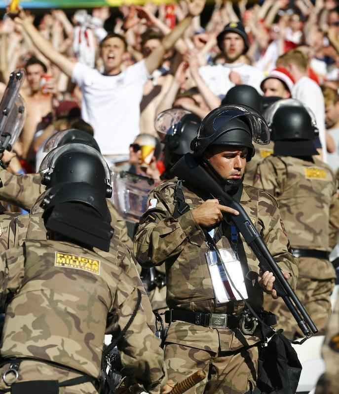 Concentrados atrs do gol, no Porto C, os torcedores da Inglaterra, sobretudo no segundo tempo, cantaram muitos hinos, com destaque para o 'Inglaterra, Inglaterra'. No fim do jogo, houve discusso entre brasileiros e ingleses, mas policiais do Choque contiveram aqueles que estavam dispostos a brigar. Quem estava por perto vaiou o grupo de exaltados. Para evitar atritos na sada, as torcidas deixaram o estdio em momentos distintos.