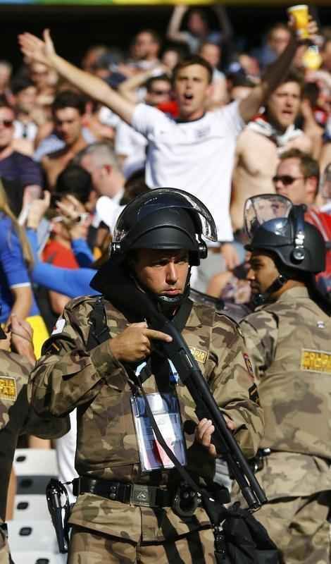 Concentrados atrs do gol, no Porto C, os torcedores da Inglaterra, sobretudo no segundo tempo, cantaram muitos hinos, com destaque para o 'Inglaterra, Inglaterra'. No fim do jogo, houve discusso entre brasileiros e ingleses, mas policiais do Choque contiveram aqueles que estavam dispostos a brigar. Quem estava por perto vaiou o grupo de exaltados. Para evitar atritos na sada, as torcidas deixaram o estdio em momentos distintos.
