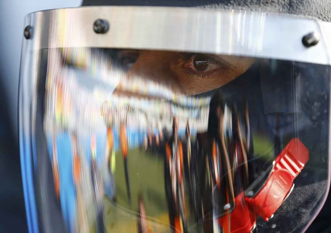 Concentrados atrs do gol, no Porto C, os torcedores da Inglaterra, sobretudo no segundo tempo, cantaram muitos hinos, com destaque para o 'Inglaterra, Inglaterra'. No fim do jogo, houve discusso entre brasileiros e ingleses, mas policiais do Choque contiveram aqueles que estavam dispostos a brigar. Quem estava por perto vaiou o grupo de exaltados. Para evitar atritos na sada, as torcidas deixaram o estdio em momentos distintos.