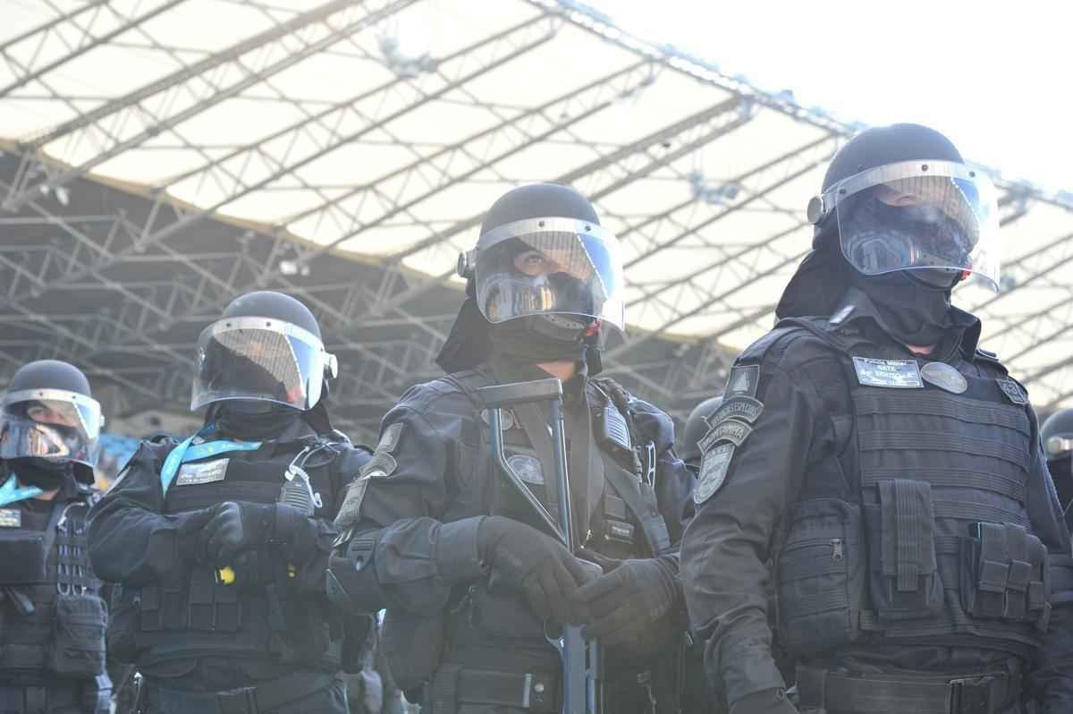 Encerrado o jogo, choque reteve ingleses no estdio por algum tempo para evitar atrito com brasileiros