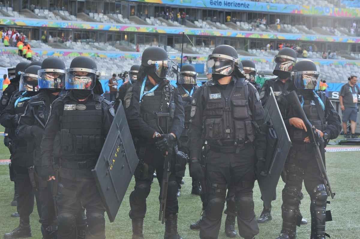 Encerrado o jogo, choque reteve ingleses no estdio por algum tempo para evitar atrito com brasileiros