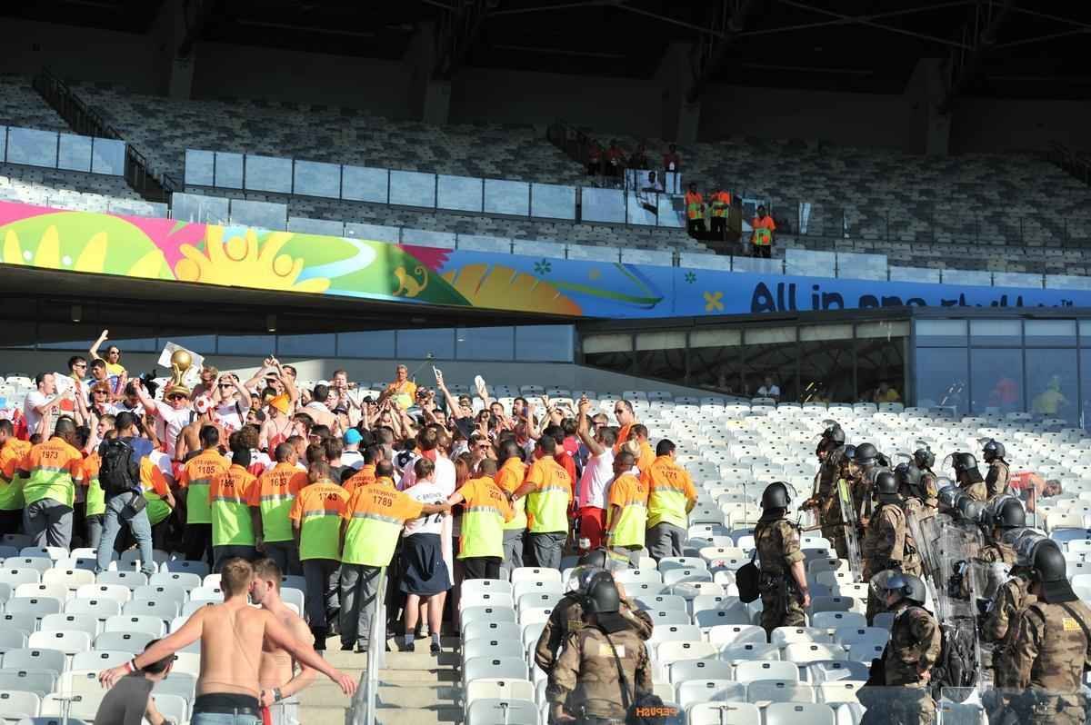 Encerrado o jogo, choque reteve ingleses no estdio por algum tempo para evitar atrito com brasileiros