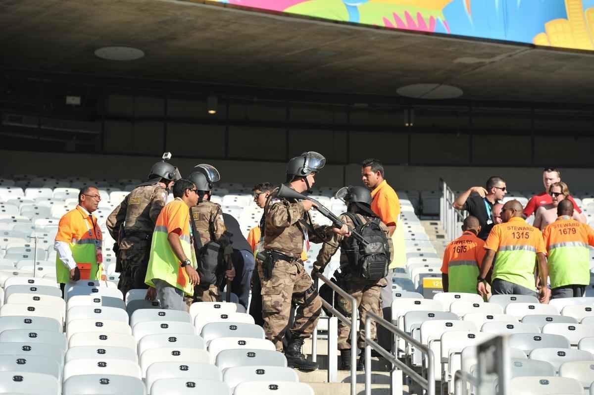 Encerrado o jogo, choque reteve ingleses no estdio por algum tempo para evitar atrito com brasileiros